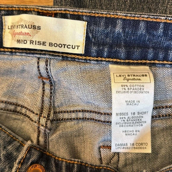 Levi Strauss Signature Mid Rise Bootcut Women’s 16 Short Stretch Denim Jeans - Picture 6 of 7